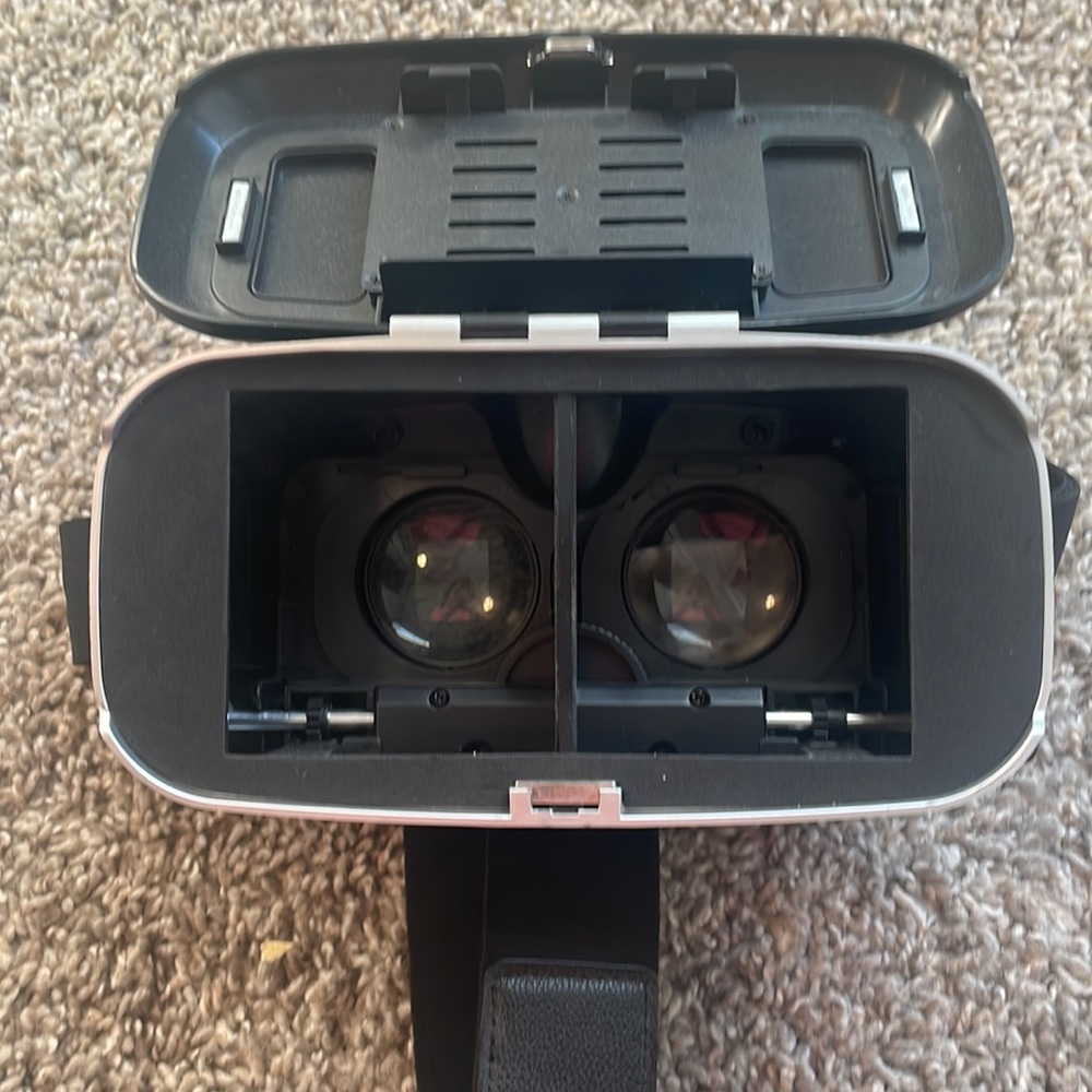 VR headset! - Picture 2 of 4
